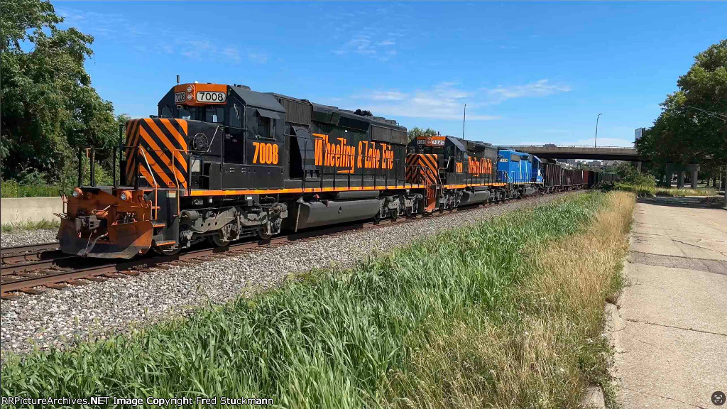 WE 7008 leads us off on the CSX.